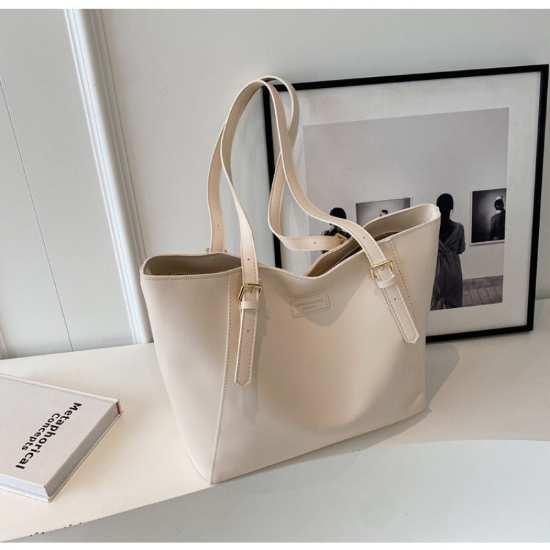 Lielas ietilpības TOTE soma.