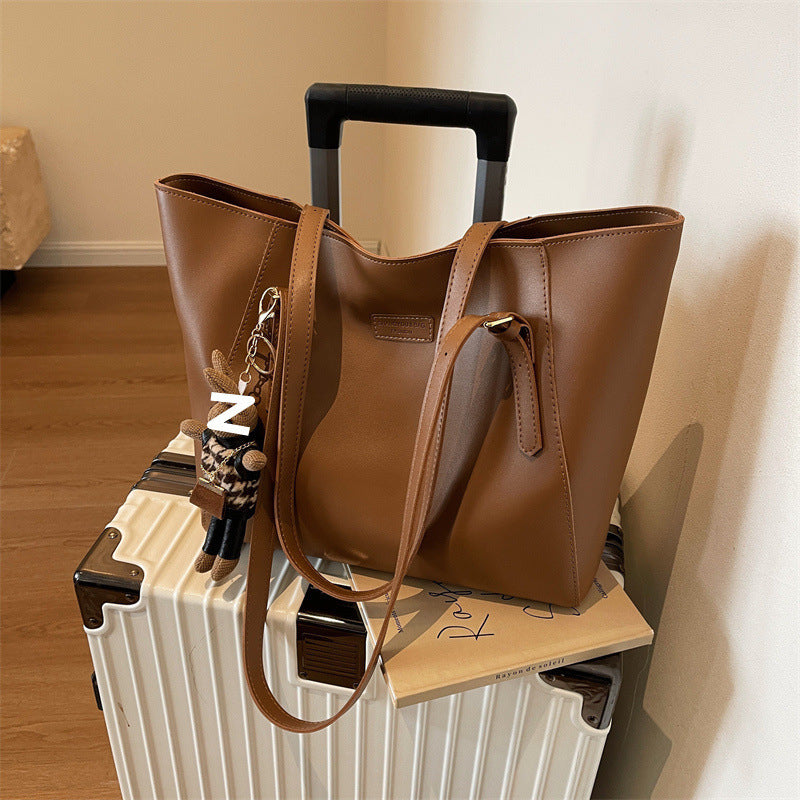 Lielas ietilpības TOTE soma.