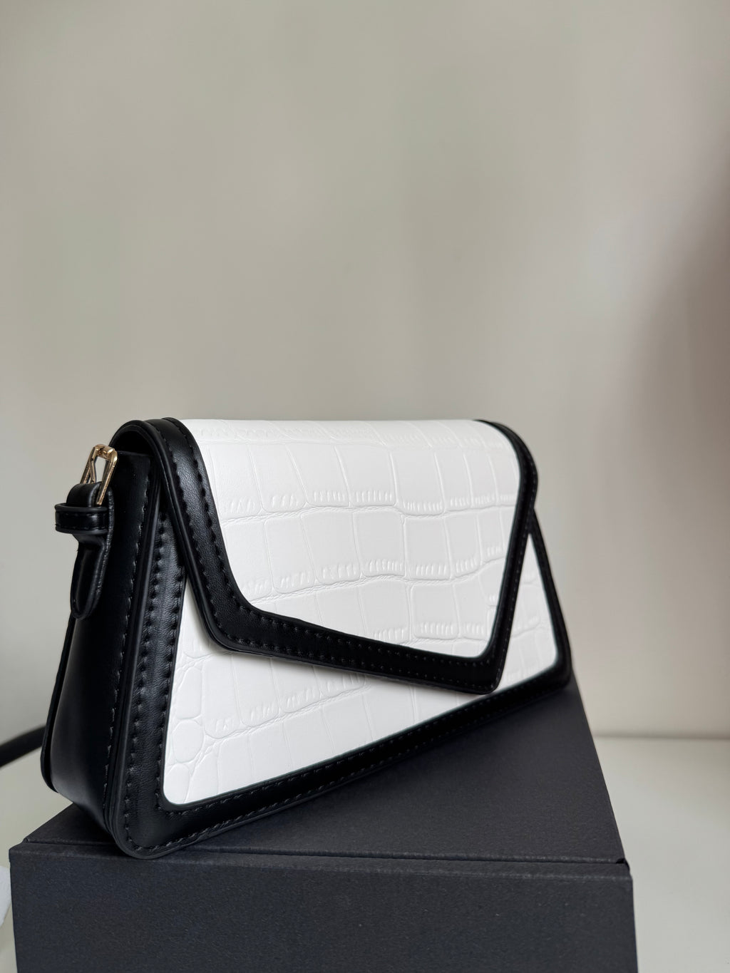 Flap-over Balta & Brūna